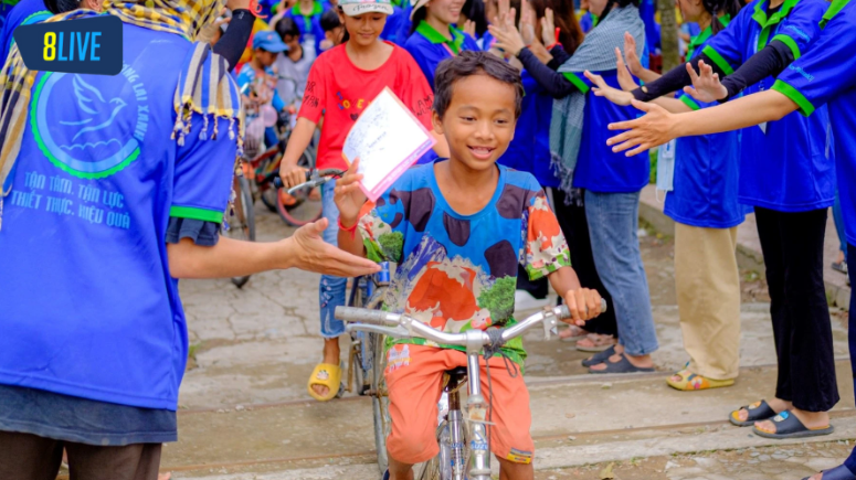 Trẻ em mồ côi miền Tây vui vẻ nhận quà trên tay Trẻ em mồ côi miền Tây vui vẻ nhận quà trên tay